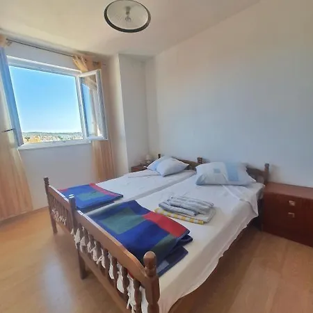 Henrik On The 2 Bedrooms *